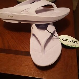 Oofos lavender flip flops never worn